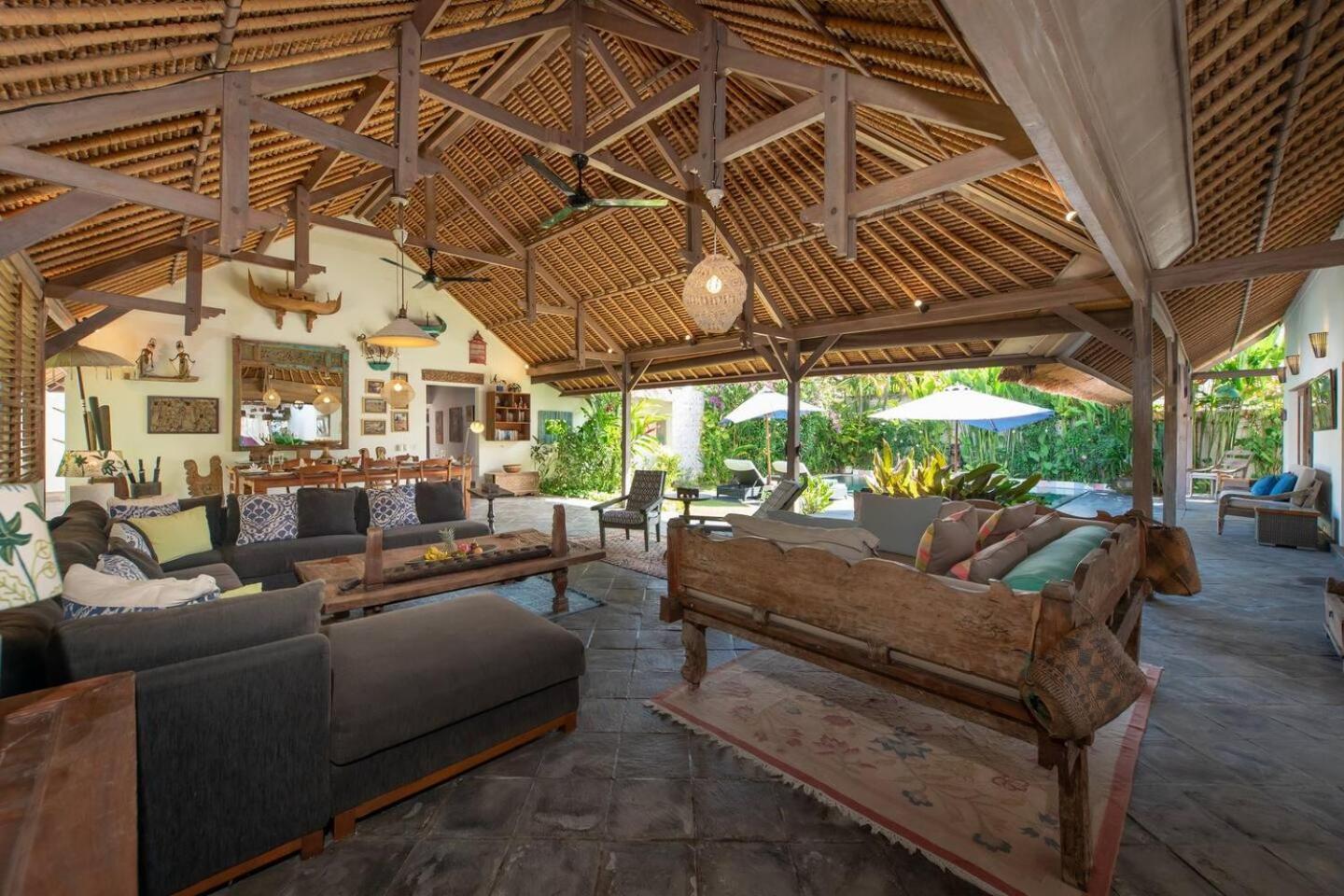 Villa Gorgeous Balinese Designed 3 Bed Villa, Pick! Seminyak (Bali)